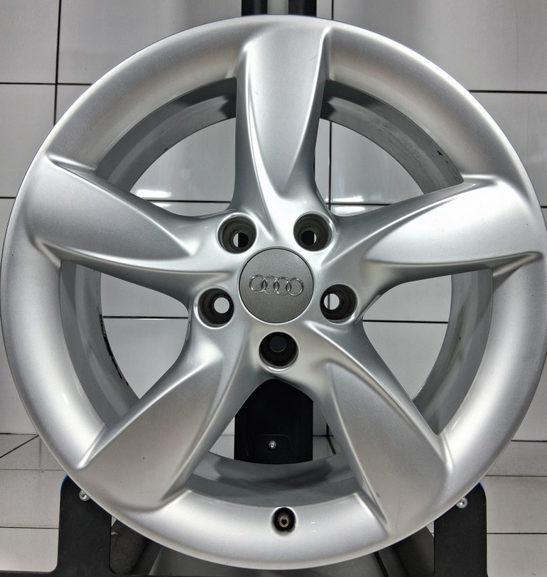 AUDI OE 17' Srebrny